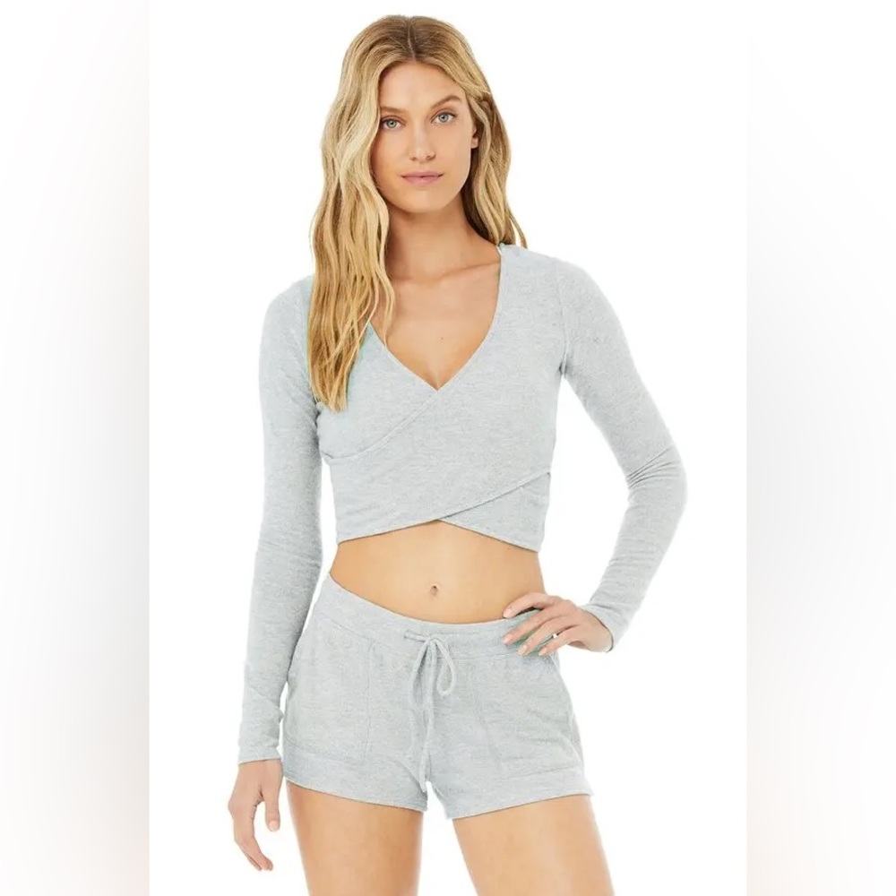 ALO YOGA AMELIA LUXE LONG SLEEVE CROP - ATHLETIC HEATHER GREY - size small